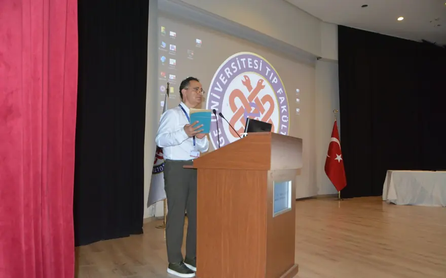Ege Üniversitesi Tıp Fakültesi'nde Prof. Dr. Tahir Yağdı'nın ders vermesi