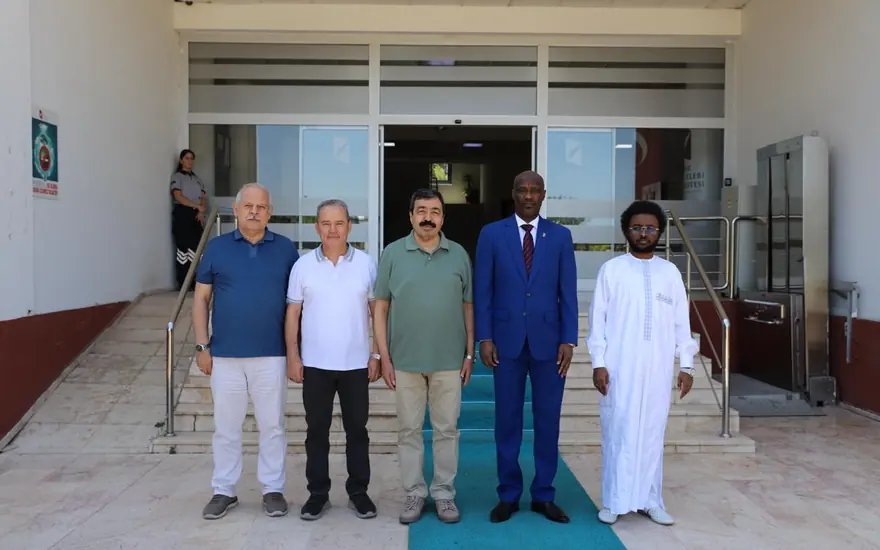 Çad Cumhuriyeti Büyükelçisi Guet'in İKÇÜ Rektörü Prof. Dr. Köse'yi ziyaret ettiği an